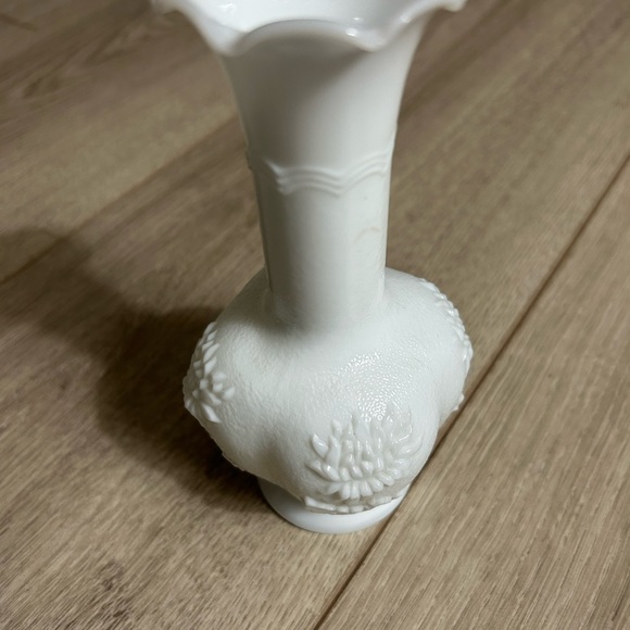 Vintage Imperial White Milk Glass Vase w/ Raised Chrysanthemum Design. 6” H - Picture 6 of 6